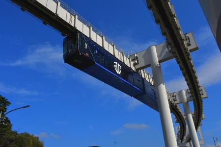 　走行する姿が青空に映える