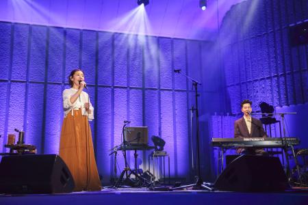 東京・日比谷公園大音楽堂の舞台に立つハンバートハンバートの佐野遊穂(左)と佐藤良成(後藤渉氏撮影)