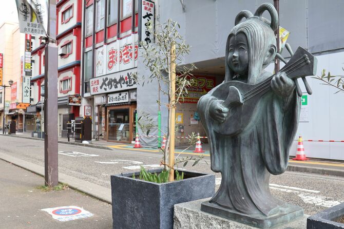 弁財天の像が立つ新潟駅前弁天通商店街=新潟市中央区弁天