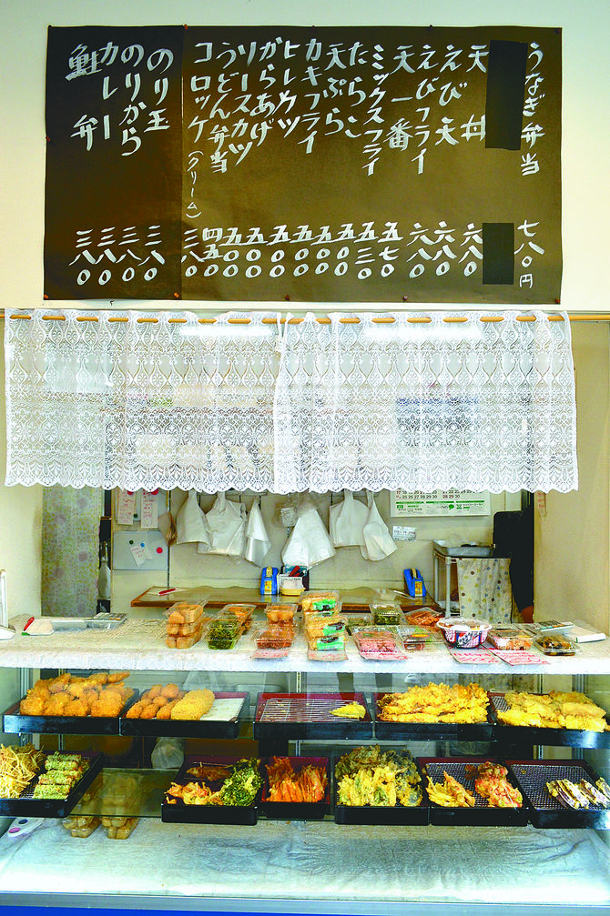夕方はお母さんたちが次々訪れる地元の台所として愛される店