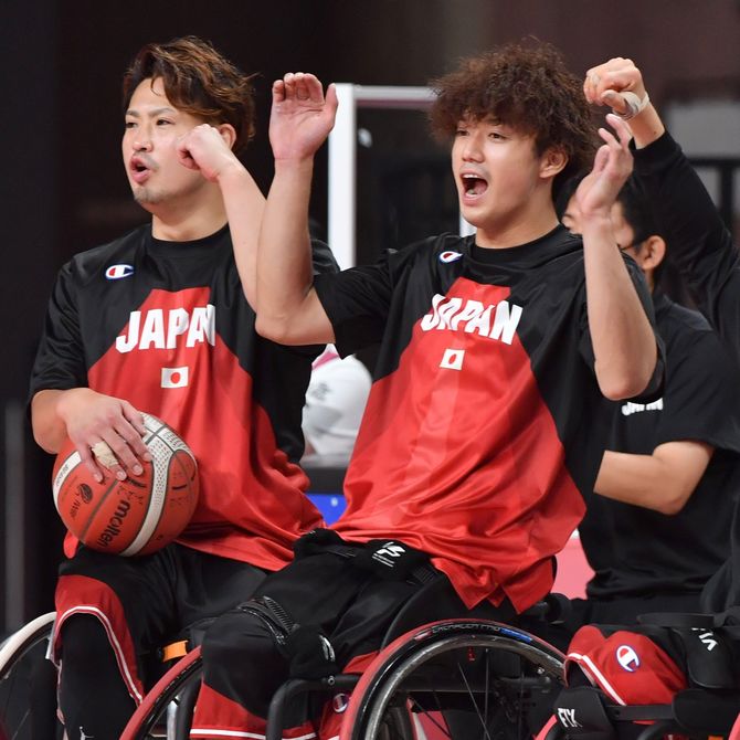 日本代表チームの得点に盛り上がる高松ら＝９月５日午後０時35分、有明アリーナ