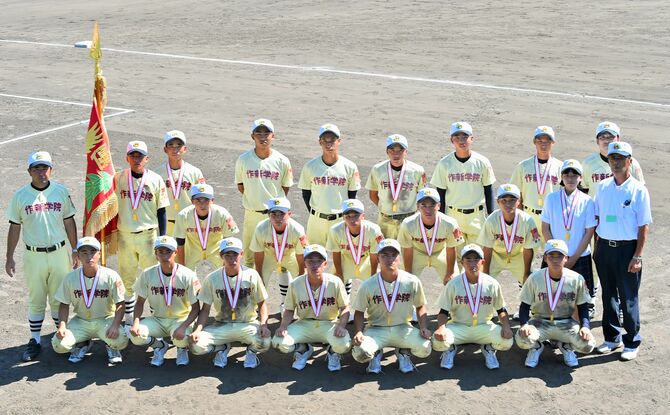 昨年8月の第66回全国高校軟式野球選手権大会で優勝を達成しました