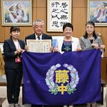 栃木・藤岡中に待望の校旗と校章幕　「藤」にちなんだ紫色　同窓会が寄贈、…