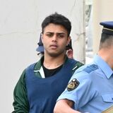 足利の母親殺人事件、現場から凶器とみられる模造刀　頭部に傷痕　首絞められたような痕も