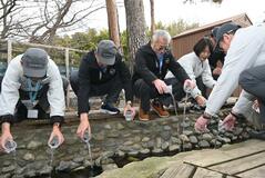ホタルの幼虫 構内で放流会