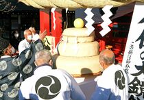 大鏡餅の奉納　高根沢・安住神社