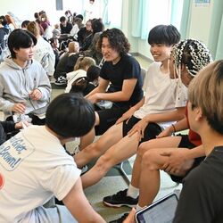 「海外の学校みたい」髪形、服装、ピアスもOK　教員免許ない校長が進める偏差値教育からの脱却