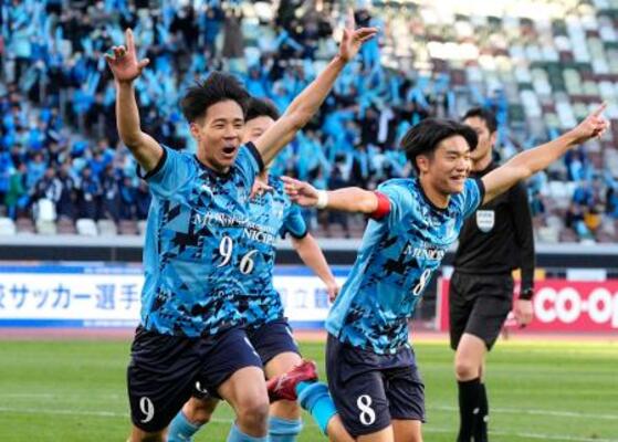 　早実―徳島市立　前半、先制ゴールを決め、駆け出す徳島市立・芳田（左）＝国立競技場