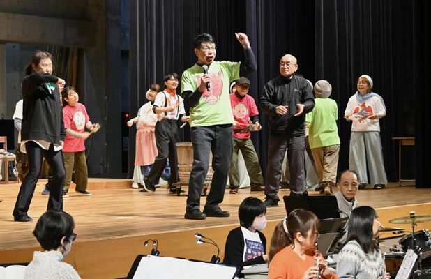 本番に向けて練習に励む劇団員たち＝１日午後、益子町民会館