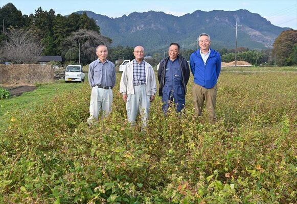 北条組合長（左から２人目）ら組合のメンバー