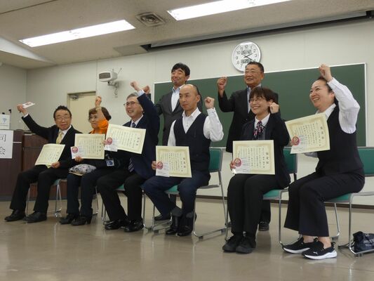 認定証を受け取り、意気込む認定ドライバーら