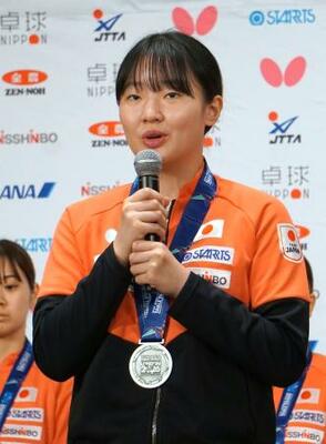 　卓球の世界選手権団体戦から帰国し、記者会見する張本美和＝１２日、東京都港区