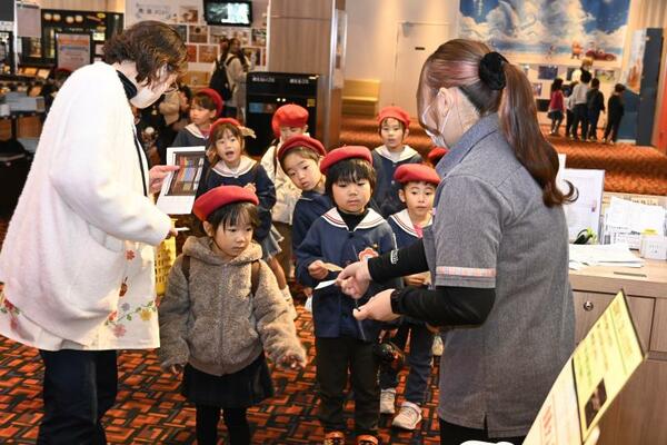 チケットを手に入場する園児たち