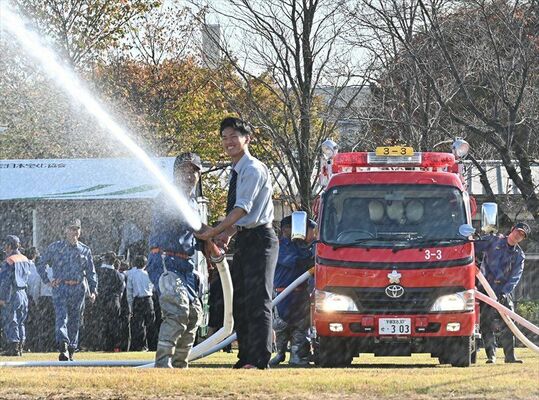 放水を体験する生徒