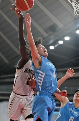 第４クオーター９分、宇工の大谷がオフェンスリバウンドを争う＝東京体育館