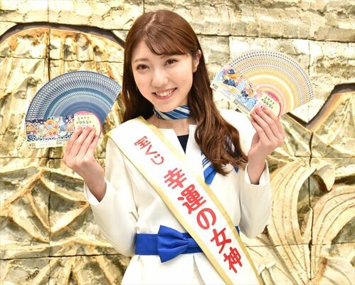 年末ジャンボ宝くじをＰＲする「幸運の女神」の小畑さん＝４日午前、下野新聞社本社