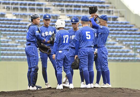 ２回、２死二、三塁のピンチでマウンドに集まる青藍泰斗ナイン＝エイジェックスタジアム、加藤竜矢撮影