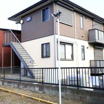 殺害された小松本遥さんの自宅アパート=21日、水戸市