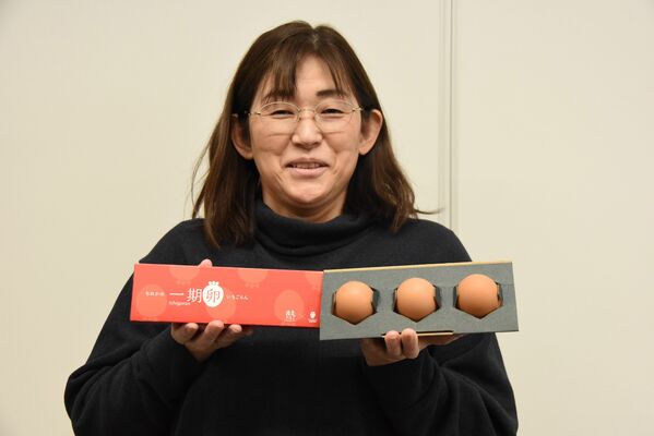 「ストロベリーワールドｉｎ真岡」で初めて販売する一期卵を手にする島田さん