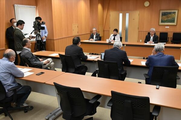 大川市長らに上告断念を要請する原告団の住民＝27日午後、栃木市役所
