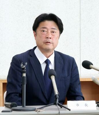 　記者会見で辞職の意向を表明した福岡県田川市の村上卓哉市長＝２２日午前、田川市役所