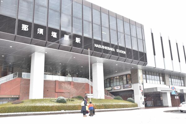 朝から雪が降るＪＲ那須塩原駅前＝24日午前10時20分、那須塩原市大原間