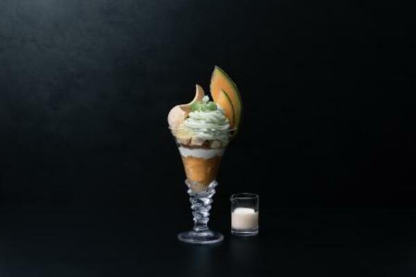 「果房 メロンとロマン」で人気の「メロンのモンブランパフェ」(提供写真)