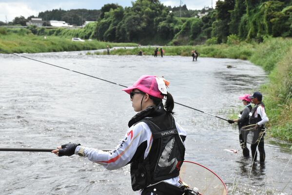 那珂川で開かれた女性を対象にしたアユ釣り大会