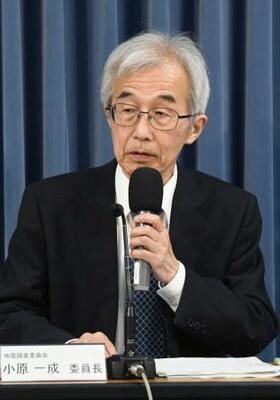 政府の地震調査委員会の会合後、記者会見する小原一成委員長=14日午後、東京都千代田区
