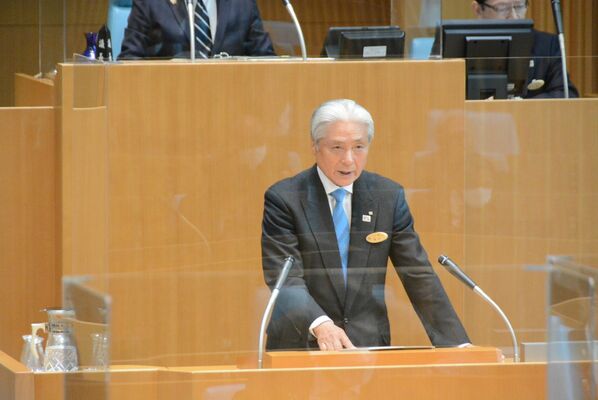 新型コロナの警戒度引き下げについて考えを述べる福田知事＝15日午前、県議会本会議場