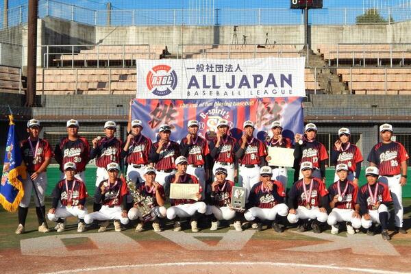初出場初優勝の快挙を成し遂げたＢ－スピリッツの選手ら