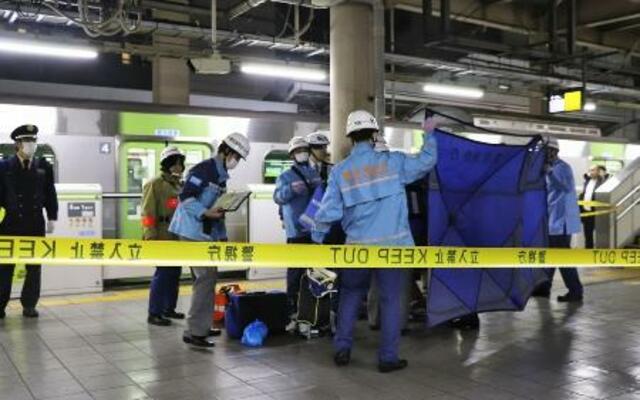 　ＪＲ秋葉原駅の山手線ホームで、刃物で切り付けられたとみられる人を搬送する消防隊員ら＝昨年１月