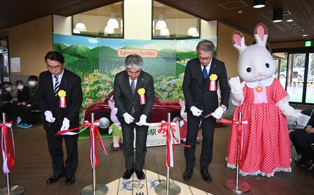 モニュメントの前でテープカットする小菅町長（左から２人目）ら