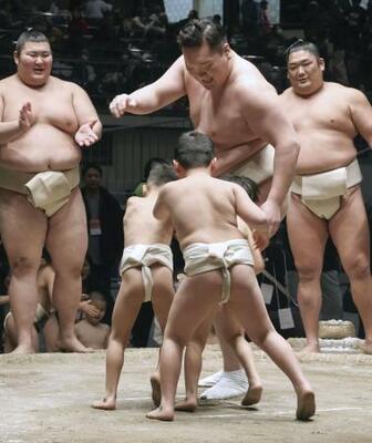 2月、「白鵬杯」で幼児に稽古をつける元横綱白鵬の白鵬翔さん(中央)=両国国技館