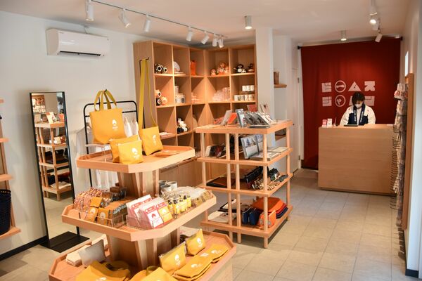 限定商品などが並ぶ店内