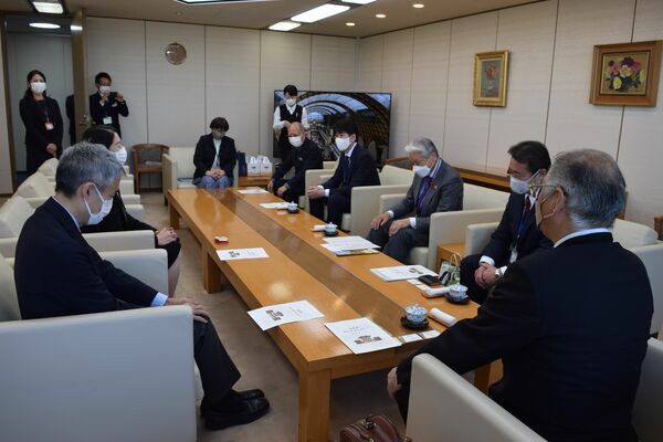 ＮＨＫ大河ドラマの要望に訪れた福田知事（右から３人目）ら＝４日午前、東京都渋谷区のＮＨＫ放送センター