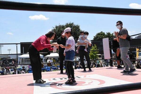リング上で行われたお絵かきコンクールの表彰式＝８日午後、宇都宮市インターパーク６丁目