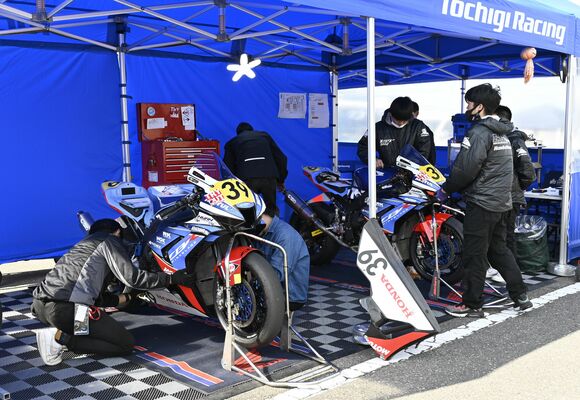 本番に備えバイクの調整を行うホンダ双友会のメカニックたち