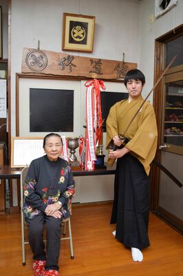 剣詩舞の全国大会で昨年に続き優勝した五月女さん（右）と鈴木さん
