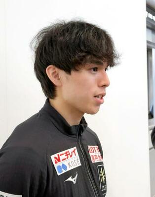 　取材に応じるスピードスケート・ショートトラック男子の宮田将吾＝２日午後、成田空港