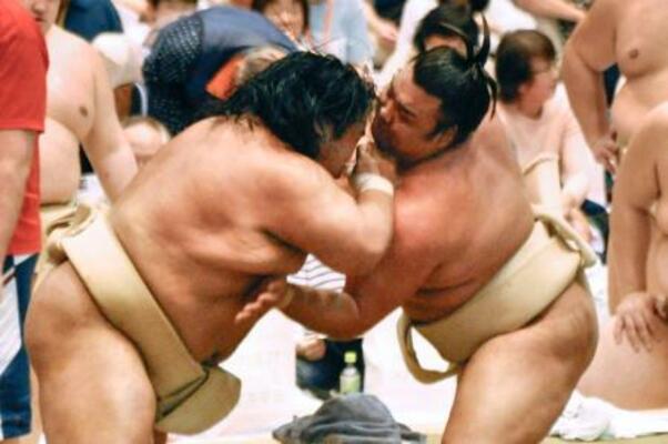 　大相撲春巡業の朝稽古で、藤凌駕（左）と相撲を取る霧島＝神奈川県藤沢市