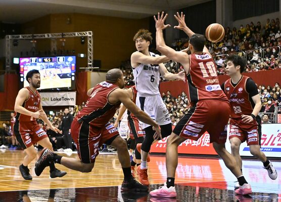 第２クオーター10分、相手を引きつけゴール前からパスを出すブレックスの比江島（中央）＝埼玉県越谷市立総合体育館、鈴木航撮影