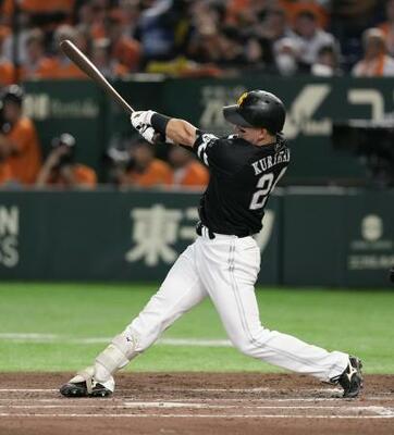 　３回ソフトバンク１死一、二塁、栗原が中越えに３ランを放つ＝東京ドーム