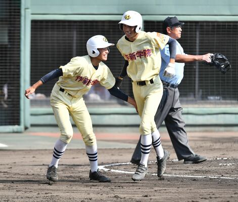 ２回、２点ランニング本塁打を放った作新の岩本（中央）を大沼（左）が笑顔で迎える＝ＵＤトラックス上尾スタジアム