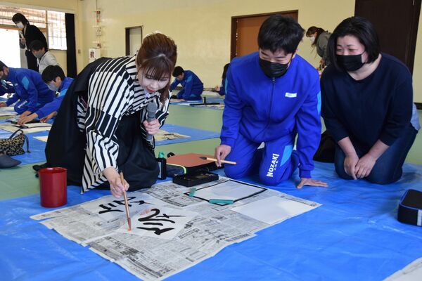書道家さおりさんが指導した親子書道教室