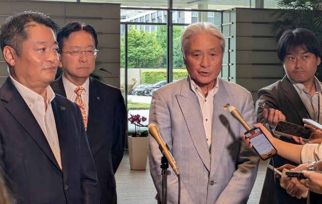 意見交換会後に記者団の取材に応じる福田知事（右から２人目）＝12日午後、官邸