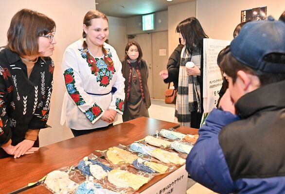 手作りのお守りを販売するオレナさん（左から２人目）
