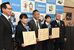 生井署長（右）から感謝状を受け取った（右２人目から）小林さん、渡部さん、石塚さん
