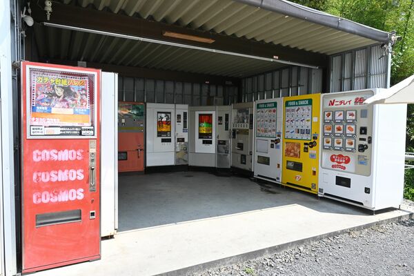 昭和レトロな自販機が並ぶ「なかよし自販機コーナー」
