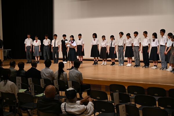 広島派遣を前に決意を語る中学生たち